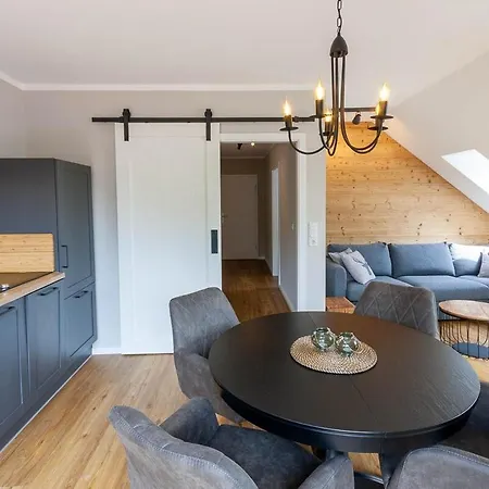 Kleine Fichte Mit Balkon *